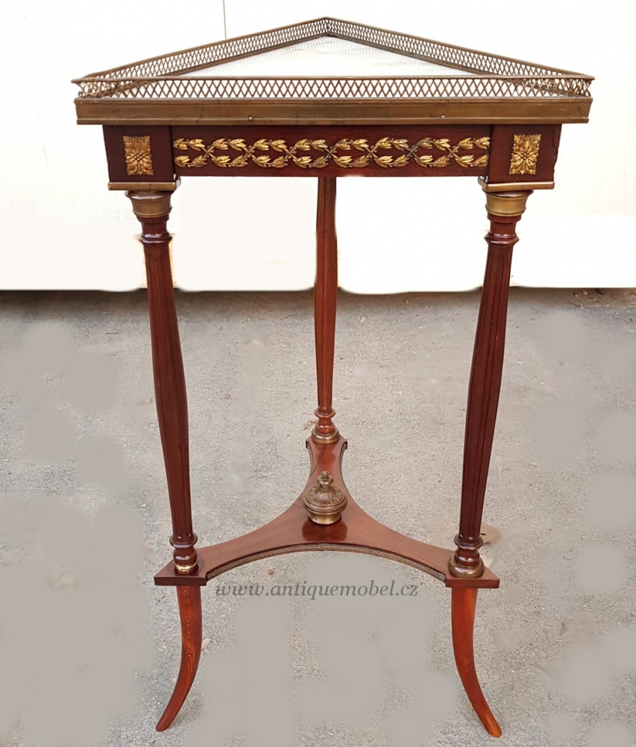 Starožitný konzolový stolek, odkládací. 19 stol.