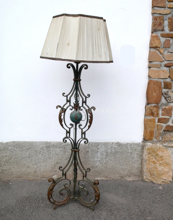 Kovaná lampa 19. století. 