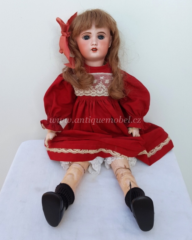 Starožitná panenka v čarvených šatech