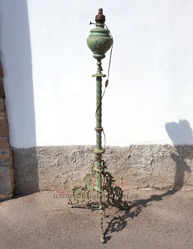 Petrolejová lampa.